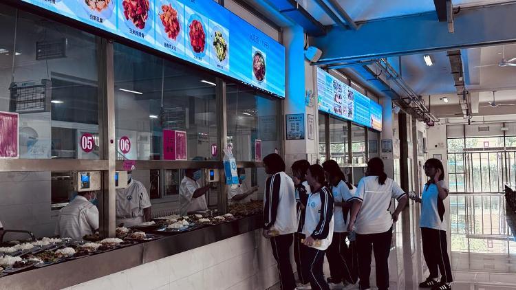 中午放学没一会儿,水城中学有些跑得快的学生已经来到食堂打饭