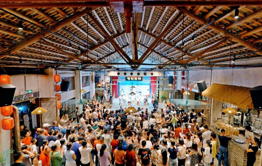 长沙县开慧镇初恋茶馆获批长沙市2026年消费新业态新模式新场景试点第一批支持项目。图为国庆期间,初恋茶馆热度依旧,思慧湖畔,稻浪铺展,迎来千桌宾客。 长沙市政协供图
