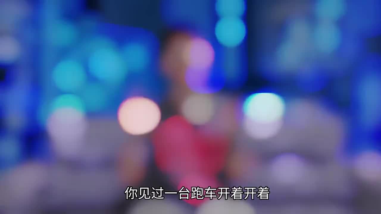 【这不是AI！特斯拉Roadster倒挂翻转，还从卡车头顶飞过去了！】 冲上坡道倒挂，空中翻转落地，再从一排车头顶飞过去！特斯拉Roadster这场演示，把跑车发布会拍出了科幻片的感觉。吸附系统和冷气
