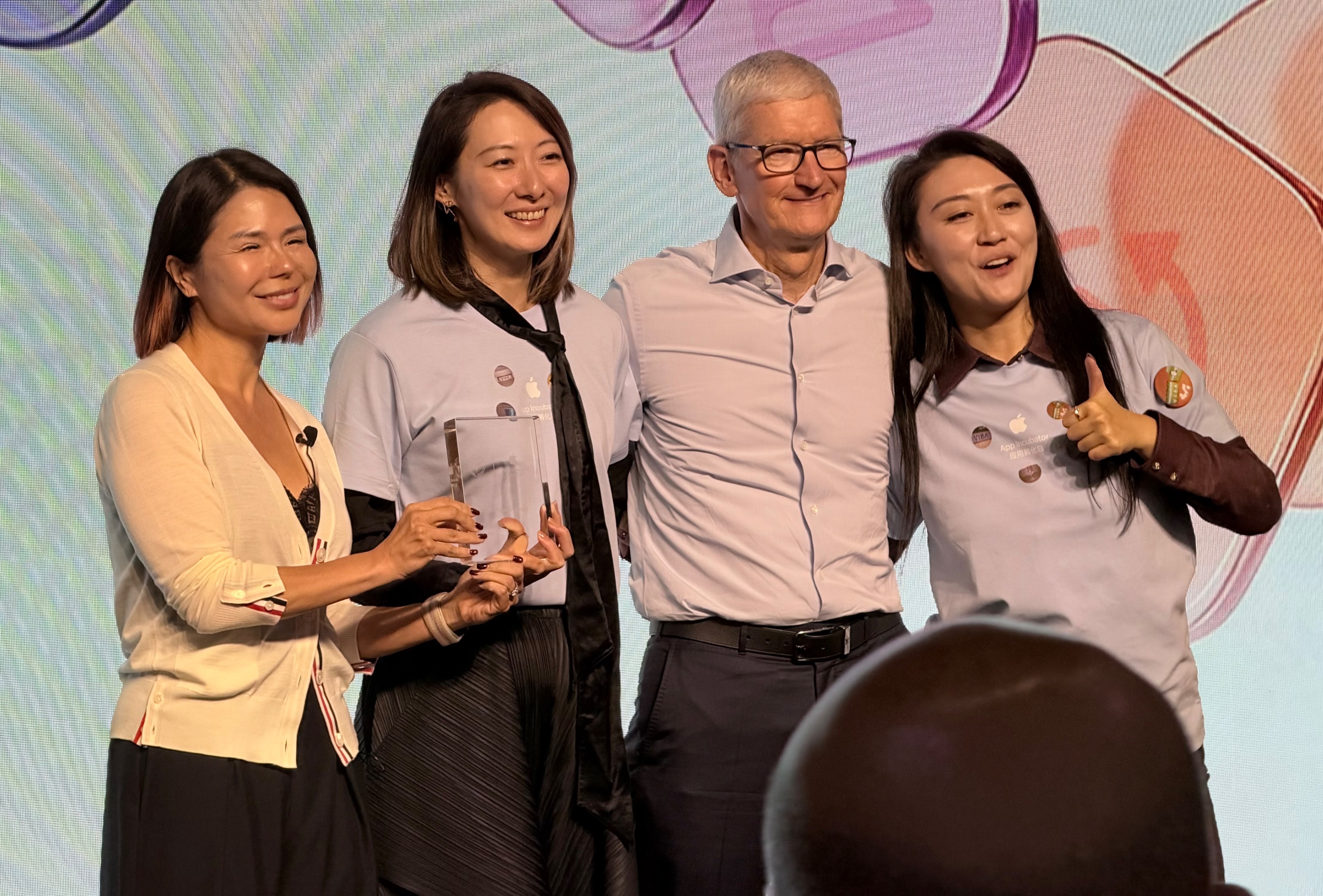 Apple应用孵化器首期学员亮相北京:Tim Cook出席,Viba获2026年度加速先锋奖