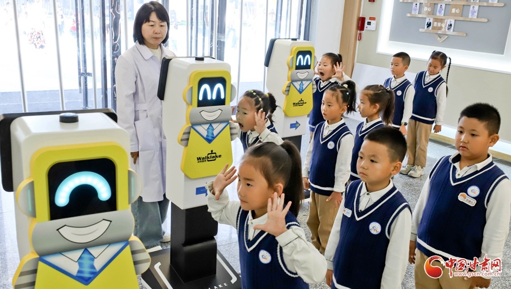 10月13日,张掖市高台县第二幼儿园智能晨检机器人几秒内就能完成幼儿手口、体温等健康筛查。