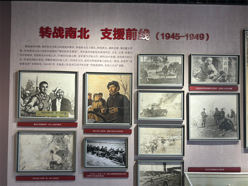 红旗民兵营展室内的老照片、图画等。 张文进 摄