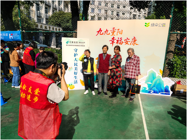 情暖重阳 邮护银龄｜中邮保险湖北分公司开展“绿伞助老”进社区暨“世界邮政日”宣传活动