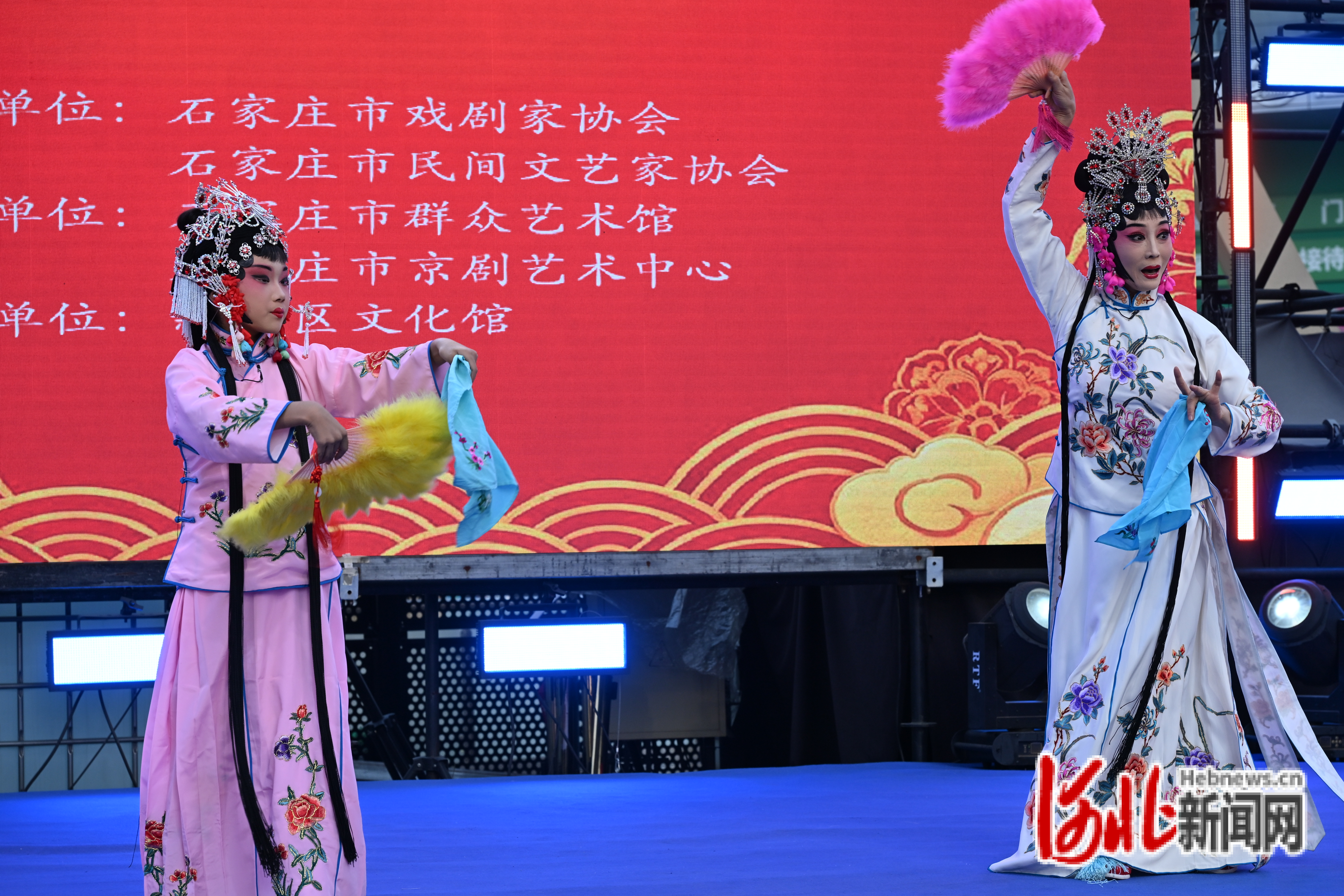 梅花奖得主袁淑梅携小票友登台表演，演绎经典戏曲选段，尽显梨园风采。