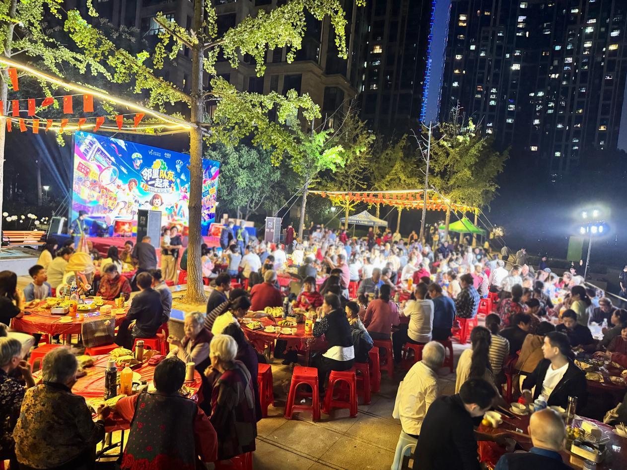 图为：国贸天琴湾百家宴现场
