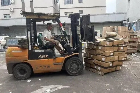 中山东凤集中销毁假冒伪劣商品3000余件