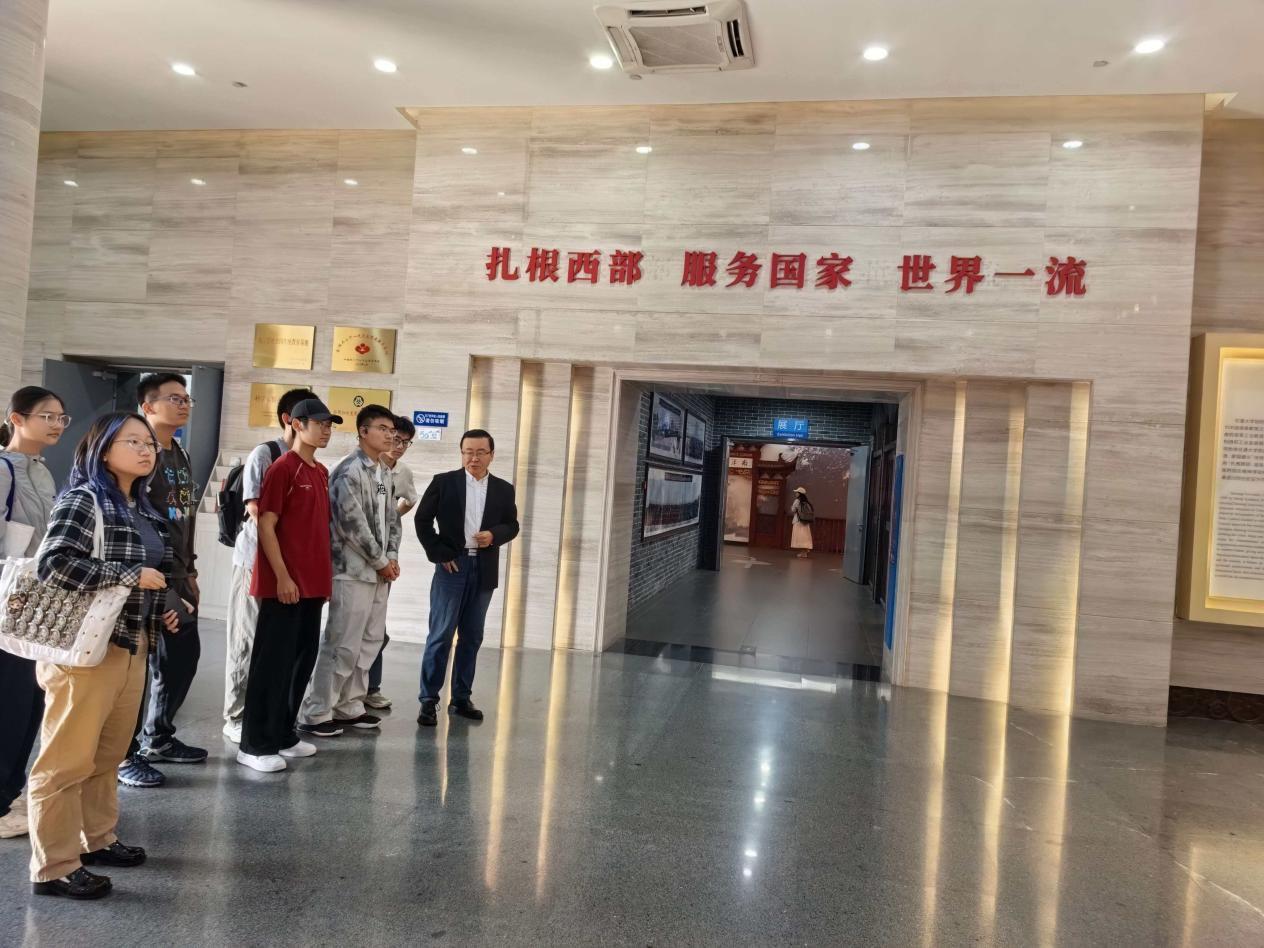 图2——云峰教授在入馆前简单介绍博物馆
