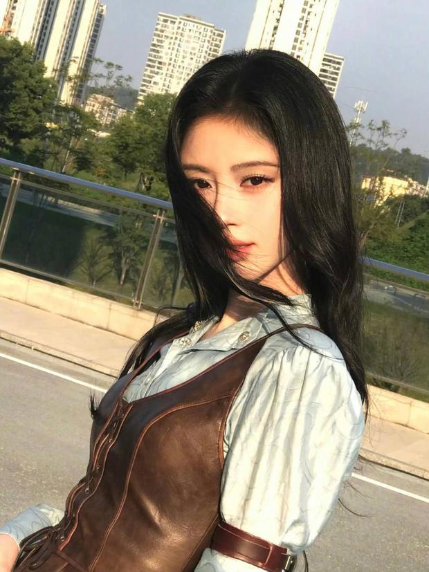 鞠婧祎身着蓝色泡泡袖长裙 化身灵动公主