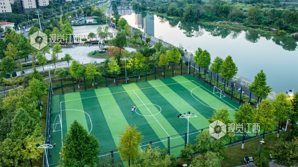 2026年10月10日，市民在江西省宜春市袁州区东湖运动游园休闲、玩耍，享受惬意时光。