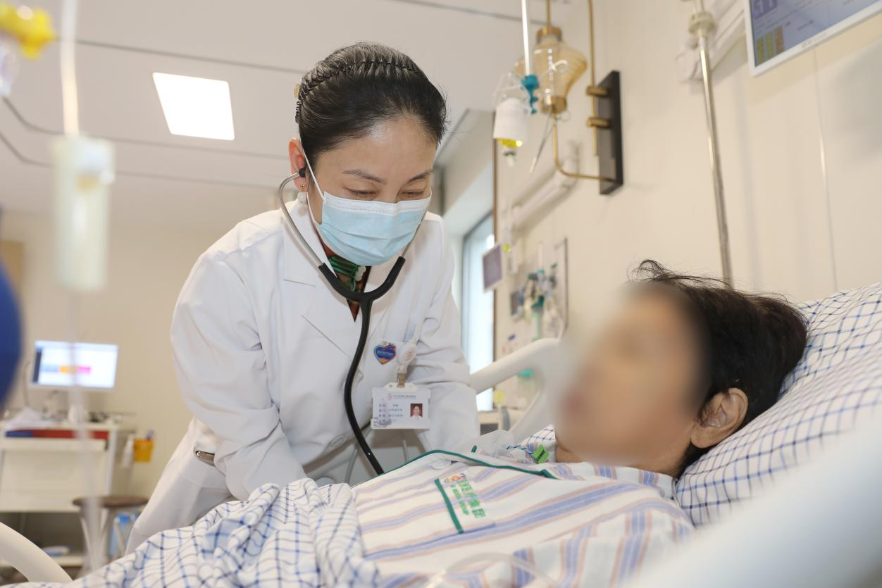 武汉亚洲心脏病医院国际医疗部韩敏主任为蒋女士做检查
