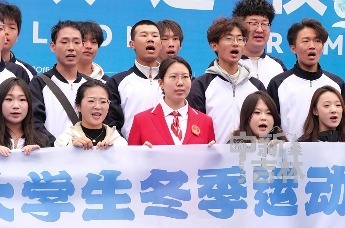 迎接2027长春大冬会火种，“冠军中的冠军”何晓嫚现场传递。