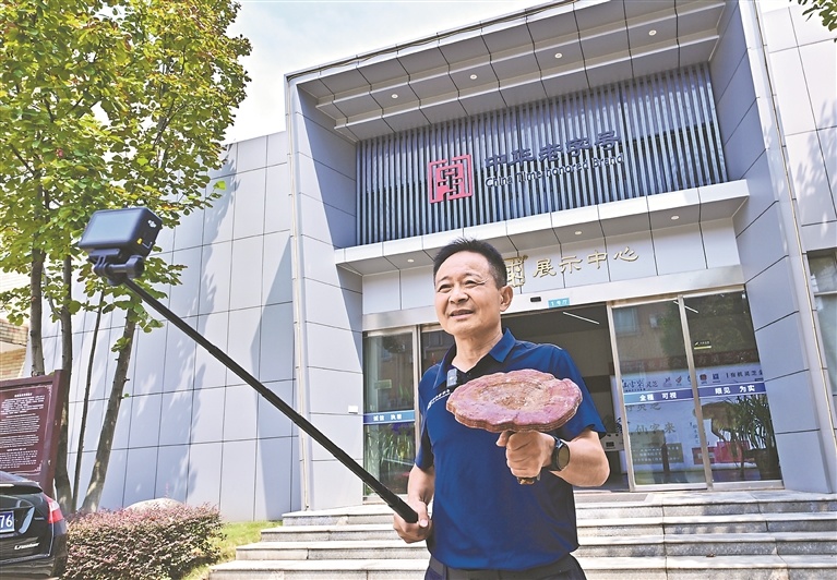 仙客来中华老字号传承人潘新华开设自媒体账号,宣传企业产品。
