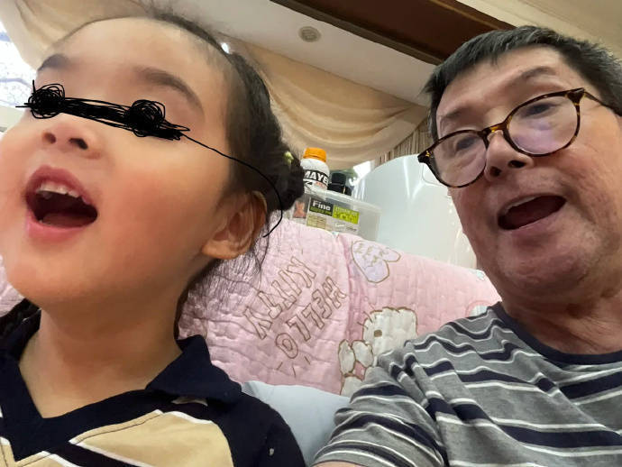 郭碧婷爸爸晒向佐儿子近照 夸赞孙子貌比潘安