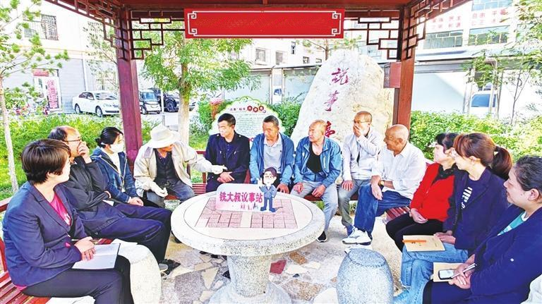 嘉峪关市雄关街道铁南社区“铁大叔议事站”开展协商议事活动