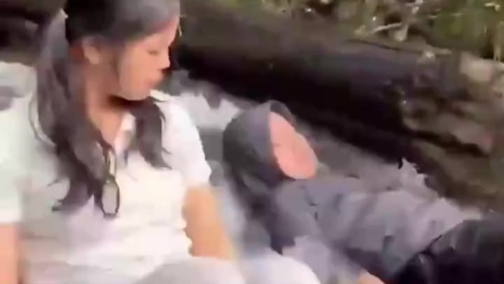 女子在印尼意外坠落瀑布，朋友尖叫拍下滑坠瞬间