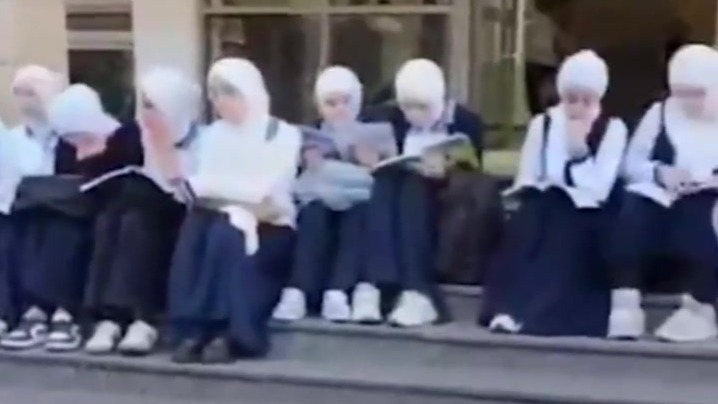 阿塞拜疆的头巾禁令越闹越凶，女孩们因佩戴头巾被学校拒之门外，引发抗议