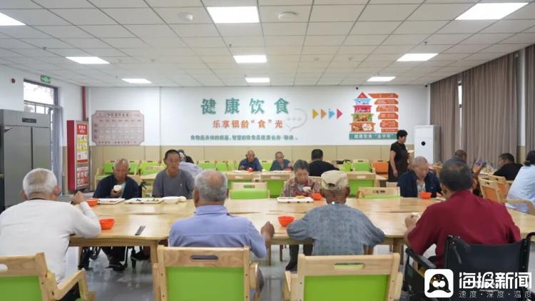 枣庄市台儿庄区张山子镇银杏颐养院,老人们正在吃晚饭。
