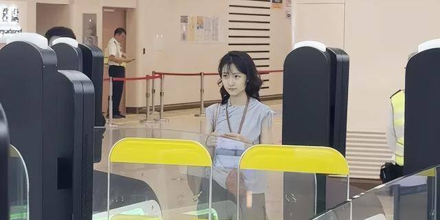 首位经皇岗口岸入境旅客 深视新闻记者 李祥菲 摄