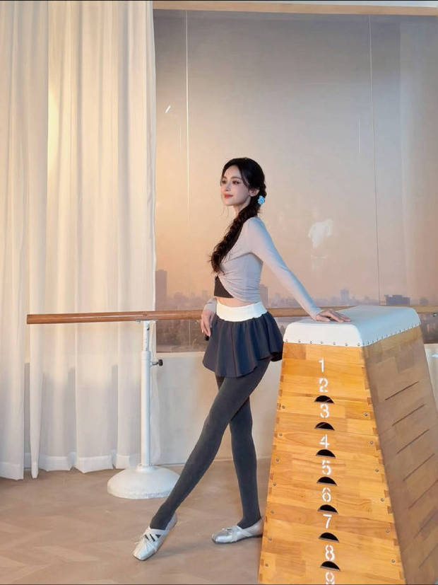 古力娜扎释出舞蹈服随拍 体态优雅温柔知性