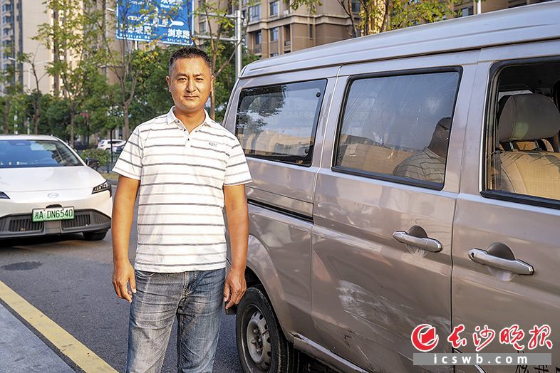 救人的面包车司机刘斌臣和撞车后受损的面包车。长沙晚报全媒体记者 周数邑 摄