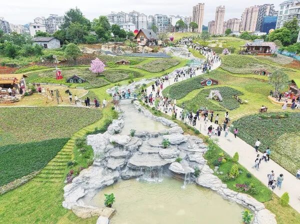 吉首乾州城市中央花园成为居民娱乐休闲好去处。苏慧摄(湖南图片库)