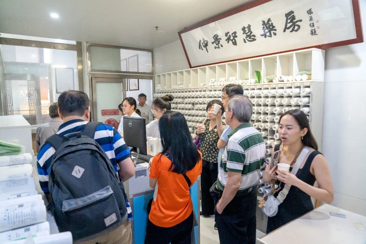 八千里路牵情谊 狮城嘉宾汇仲景 新加坡中医药界友人访问仲景宛西制药