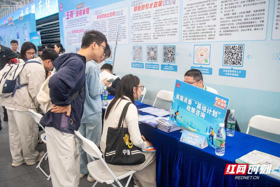 活动现场还设置综合服务区,集成职业指导、政策咨询、智能体验、直播带岗等服务。