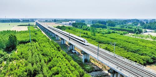 近日,一辆列车运行在津兴城际铁路永清县段。本报记者 王 伟摄