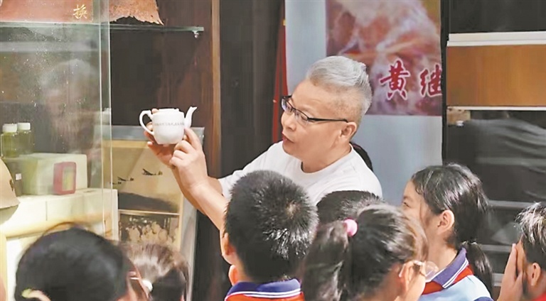 “抗战纪念馆”馆长胡志杰向参观者介绍展品。（图片由受访者提供）