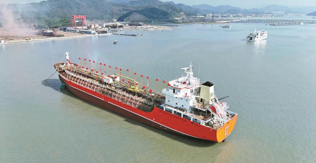 奉化7990载重吨油化船顺利下水