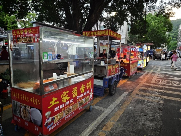 告别“躲猫猫”，铁岗社区为摊贩安了个“新家”