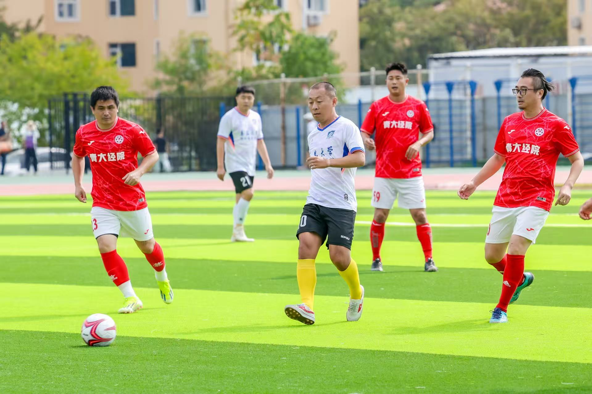 绿茵为约归母校　青大风华续新篇——青岛大学第一届“校友杯”足球超级联赛开幕