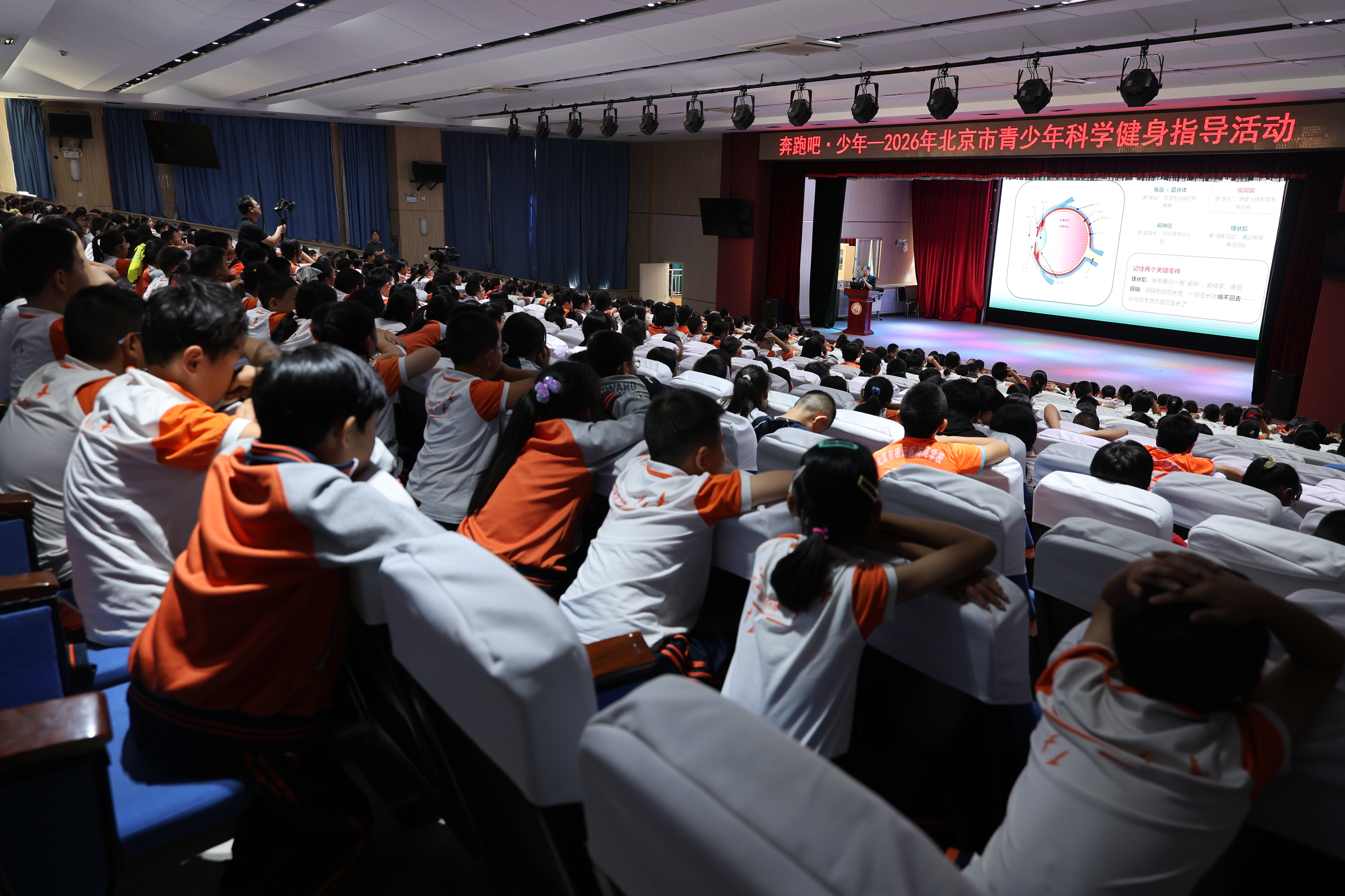 冠军榜样加持!专业队伍赋能田径传统校 科学训练助力少年逐梦赛场