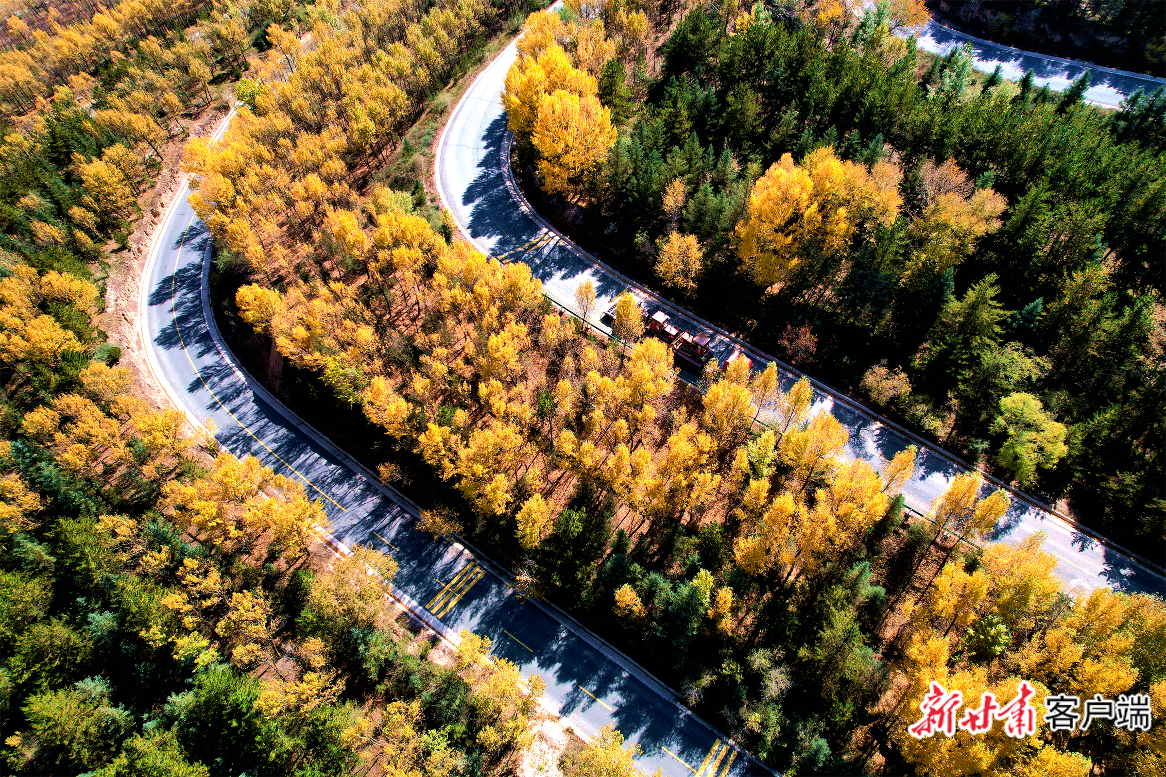 秋日的安定区宁远镇八盘山，层林尽染，美丽如画。