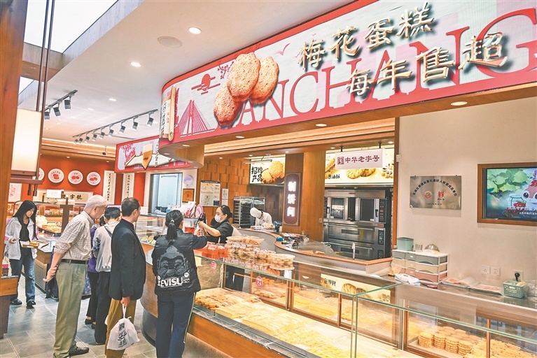 10月9日，在南昌市民德路东南饼庄旗舰店，前来购买糕点的顾客络绎不绝。