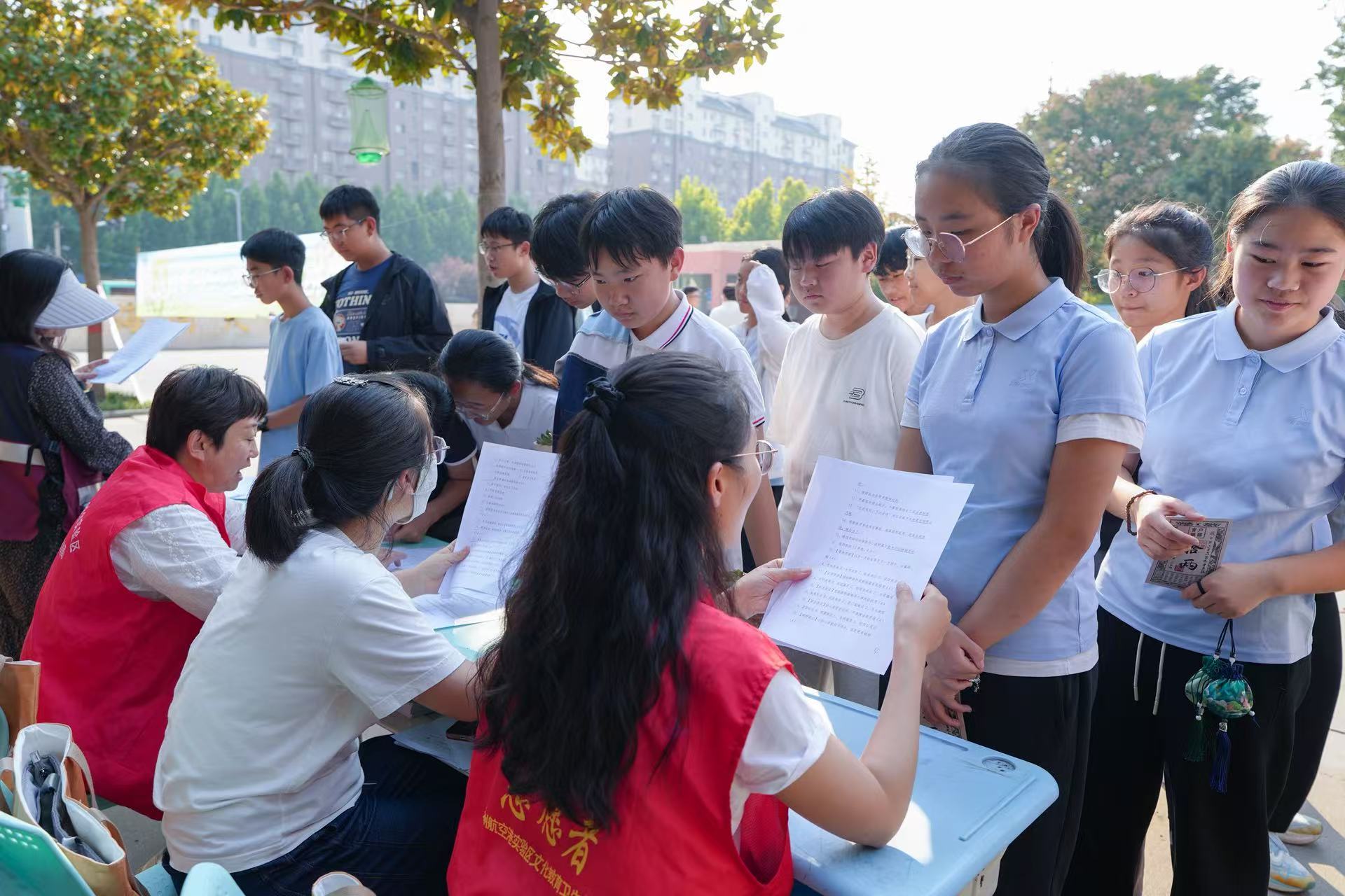 “悦纳情绪，心有阳光”世界精神卫生日心理游园会走进校园