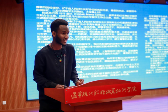 (在华非洲学生联合会主席马马·桑巴·恩巴洛上台发言)