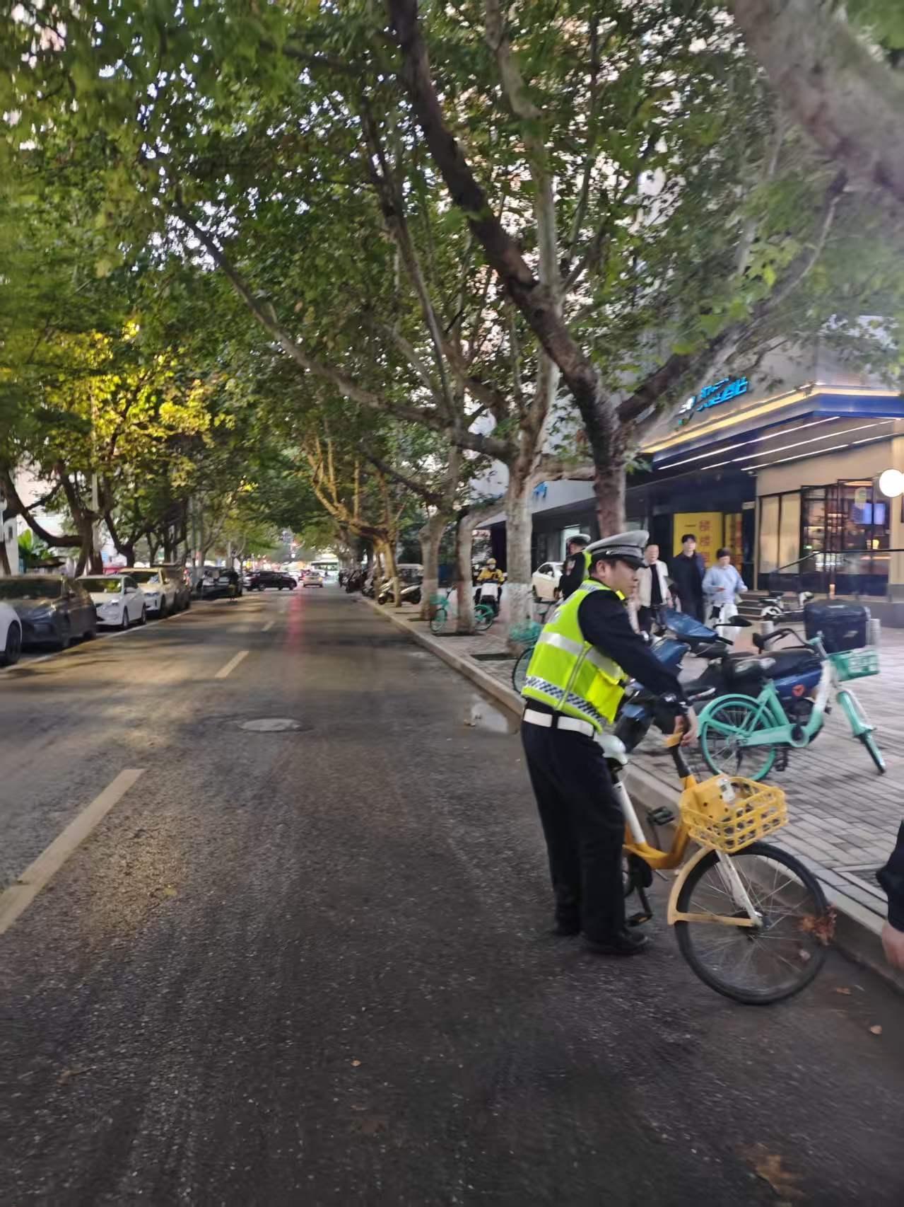 交警清理路面共享单车