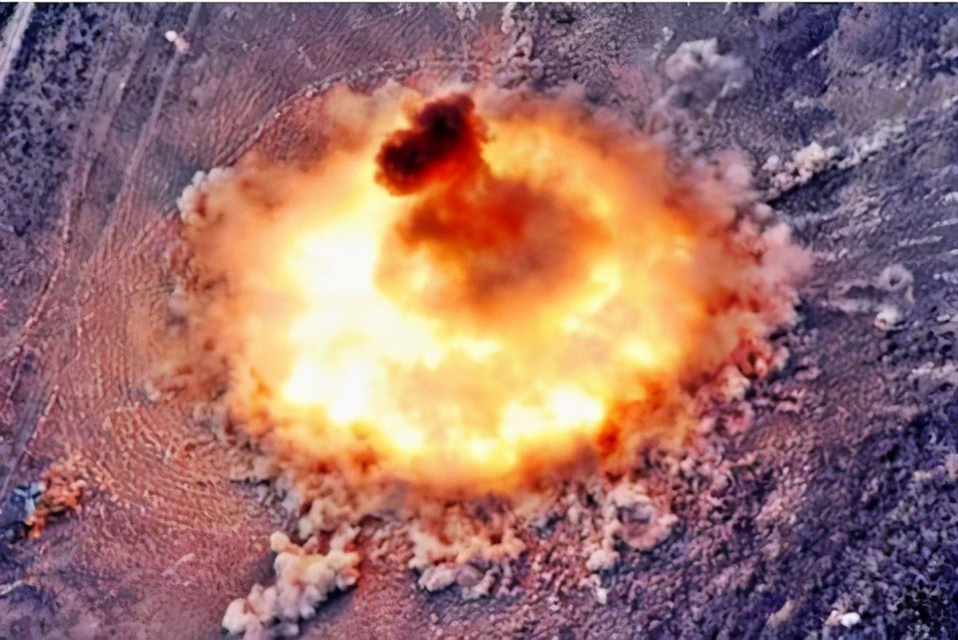燃料空气炸弹爆炸效果,视觉上非常具有冲击力