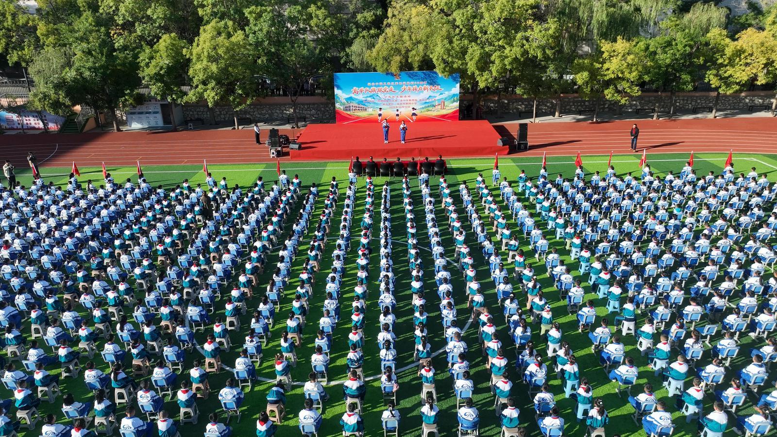 △图为学校师生代表观看演出