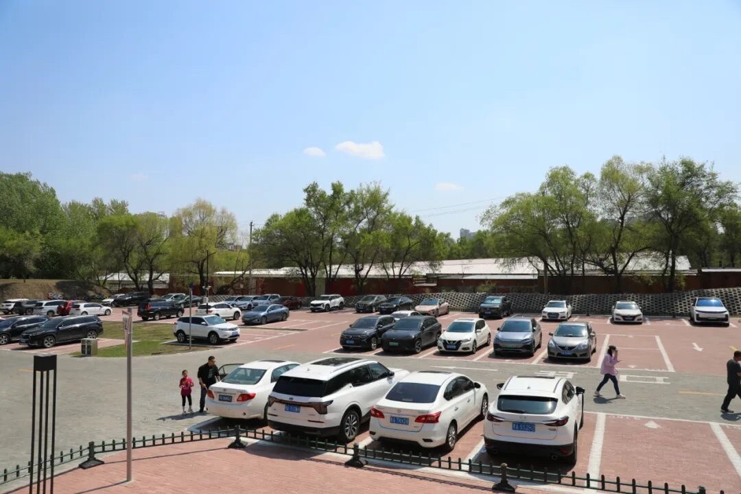 河松街河源街交口闲置地块停车场