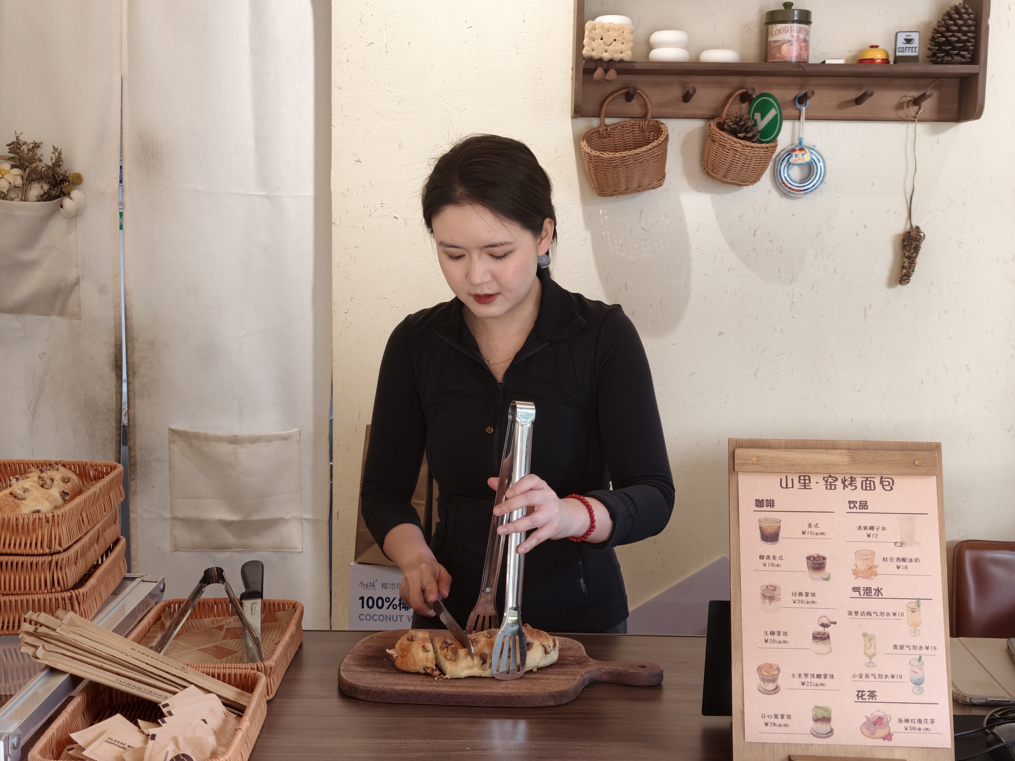 ▲叶童为游客切面包,把山里的烟火风味递给来客。