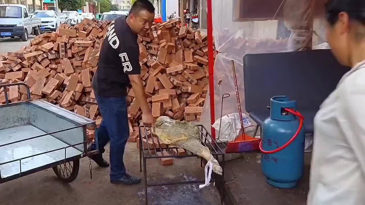 大姐家火腿生虫了，切开里面虫多，还好发现的及时