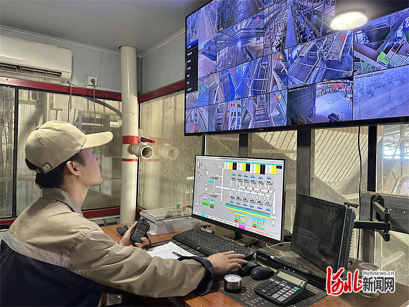 近日，沧州渤海新区黄骅市中捷产业园区的君景牧场内，工作人员张浩利用牧场的“中央厨房”系统，为奶牛配制饲料。河北日报记者 李 傲摄