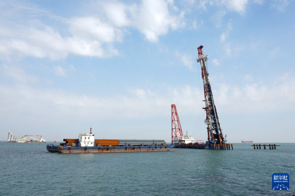 10月14日，在黄骅港散货港区原油码头一期工程项目现场，打桩船在进行沉桩作业。