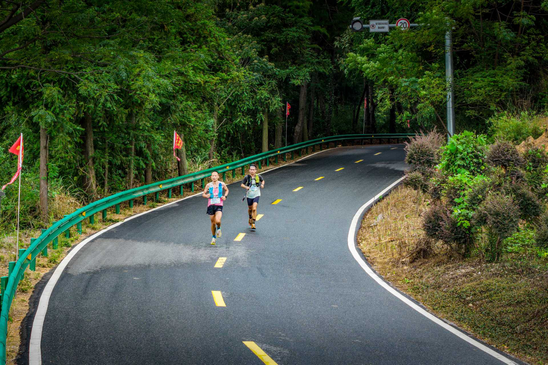 （2025云居山越野赛图片。选手沿盘山赛道奔跑　刘远庆　摄）