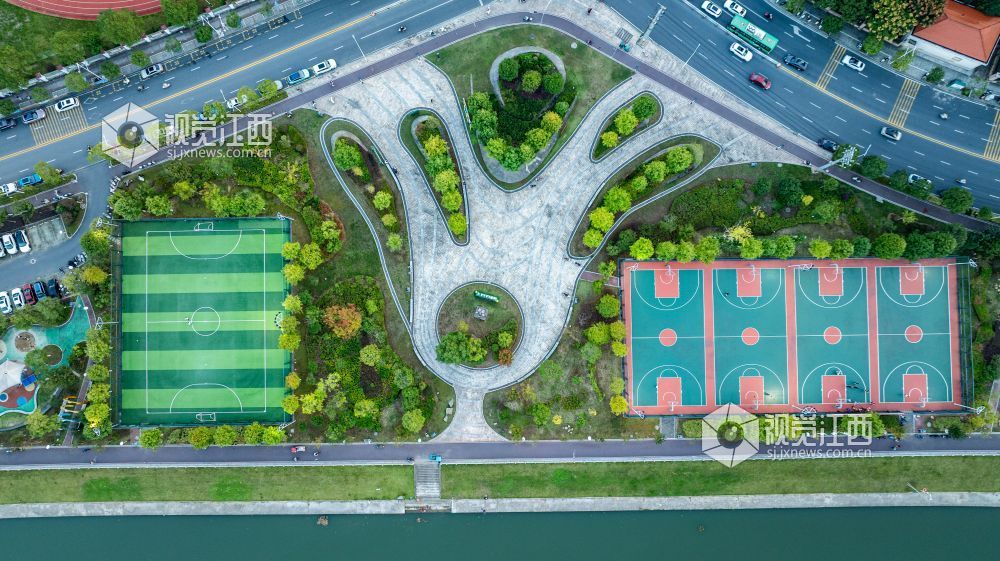 2026年10月10日，市民在江西省宜春市袁州区东湖运动游园休闲、玩耍，享受惬意时光。