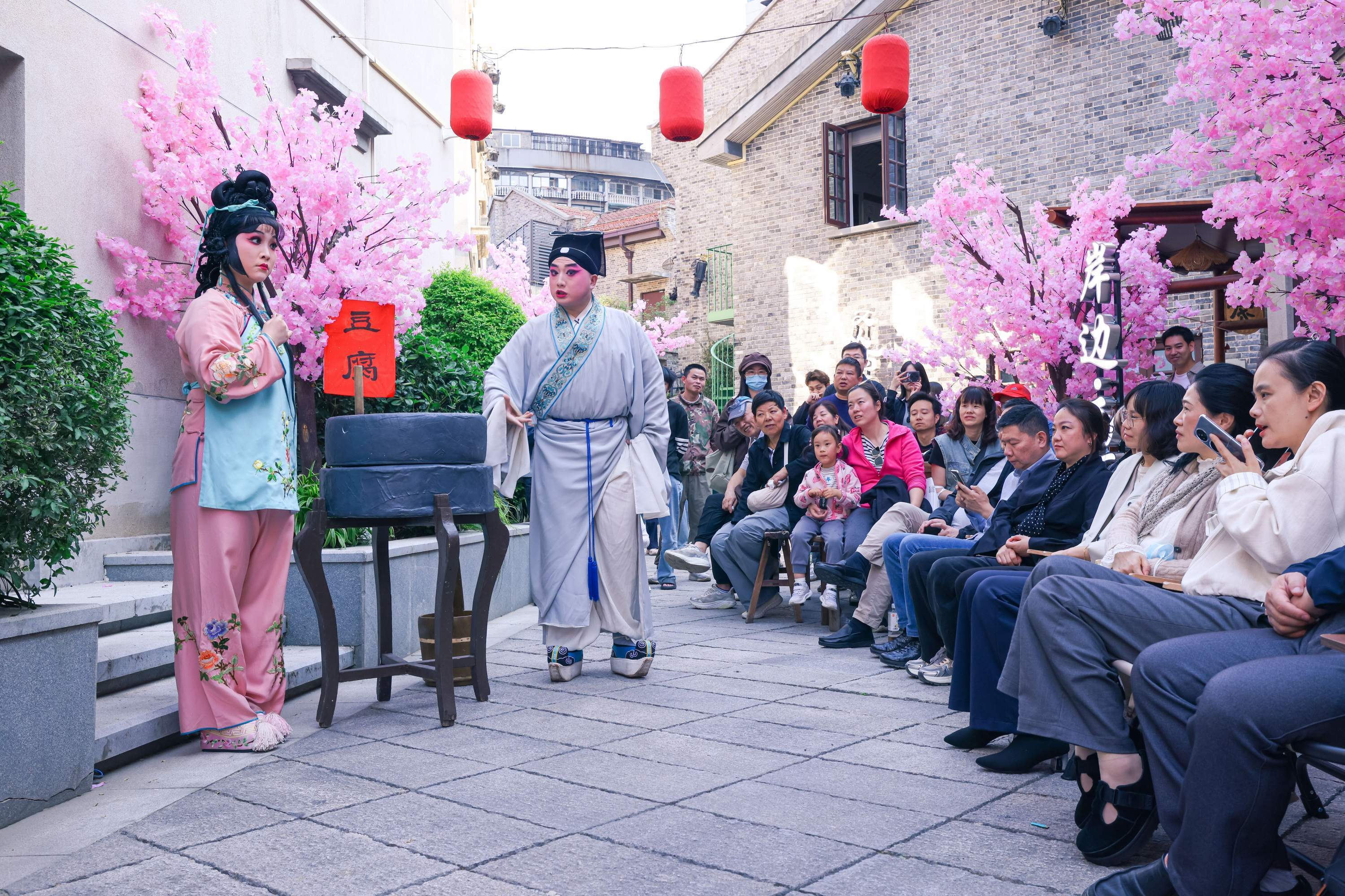 沉浸式国风楚剧《又从西厢过》在百年里保元里份演出。
