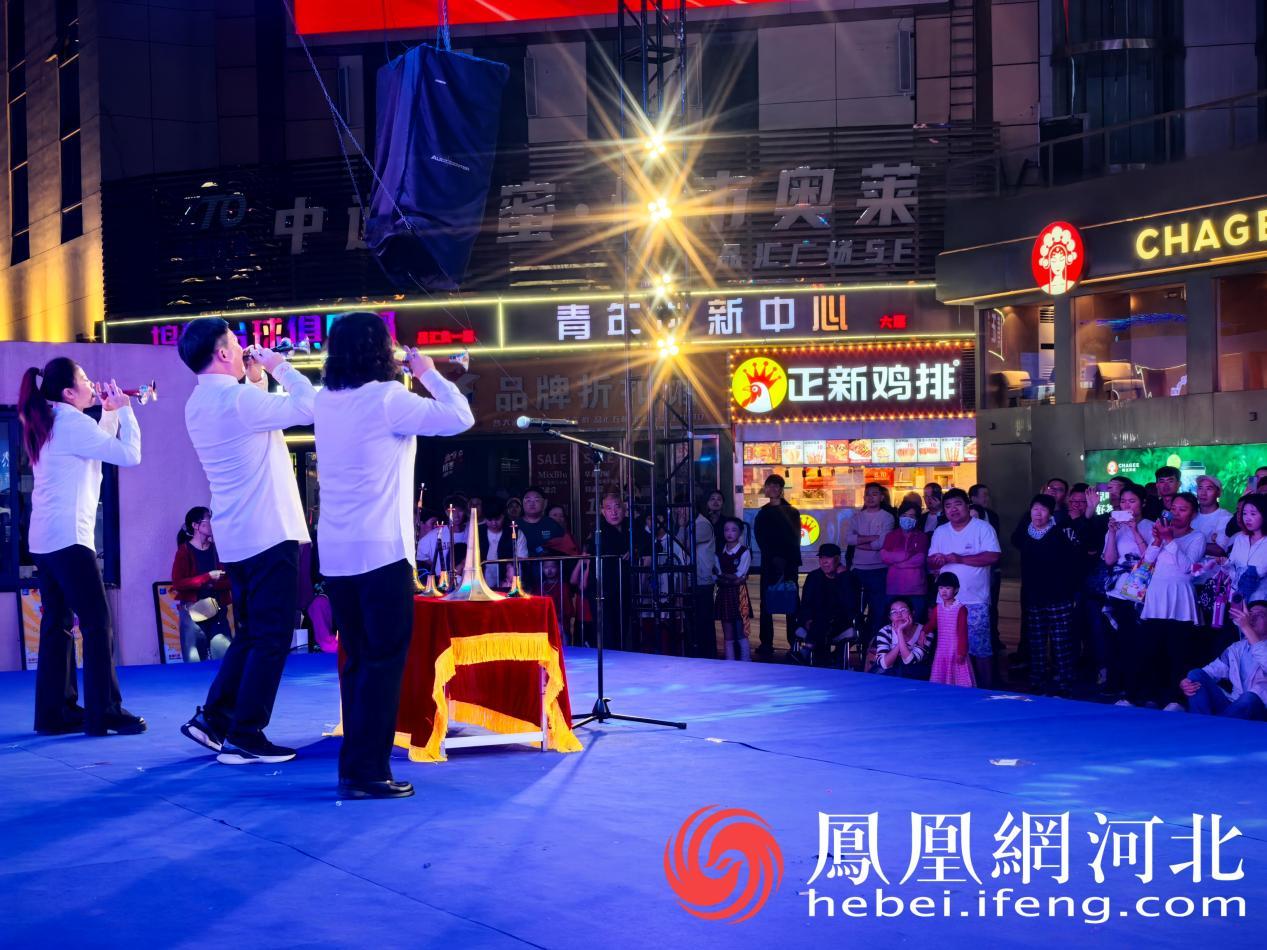 休门吹歌吸引市民驻足观看