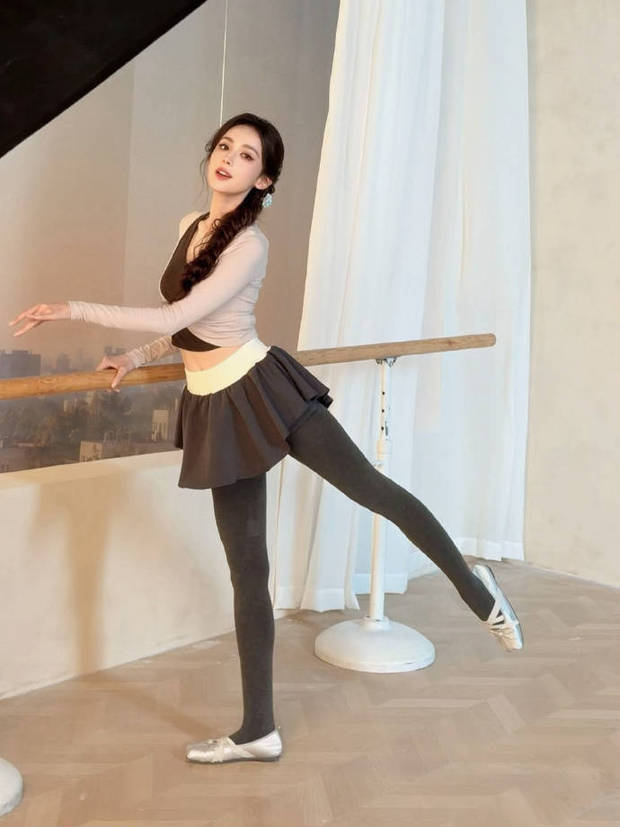 古力娜扎释出舞蹈服随拍 体态优雅温柔知性